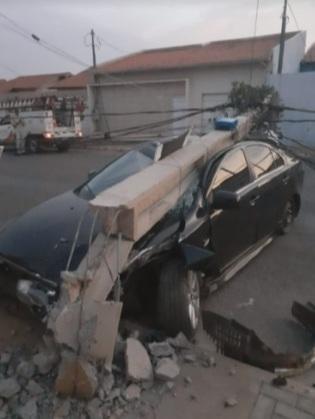 Após colisão, carro deixa 5 postes destruídos e bairro sem energia