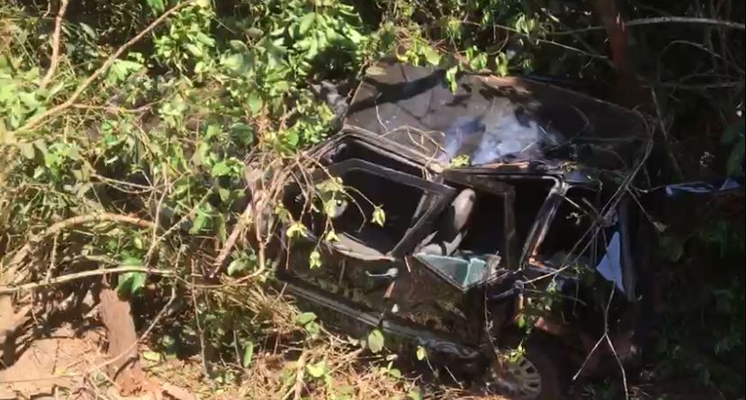 SINOP: Capotamento deixa 3 pessoas feridas e carro destruído