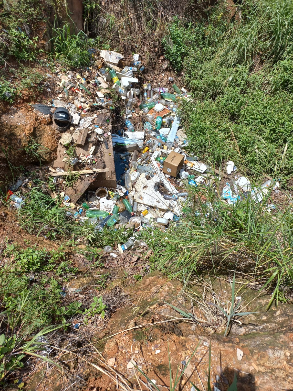Prefeitura de Sinop faz alerta dos acúmulo de lixos dentro das valas de escoamento