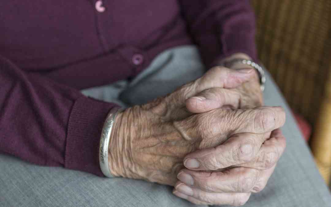 Idosa de 93 anos morre após ter roupa incendiada por cachimbo