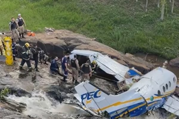 URGENTE: Avião com Marília Mendonça e equipe cai, e se despedaça em serra