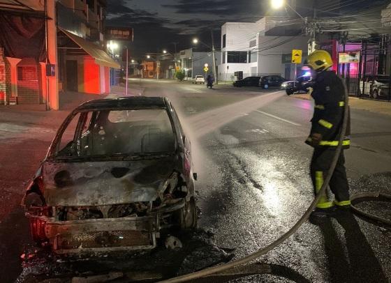 Veículos estacionados são incendiados propositalmente por homem na capital