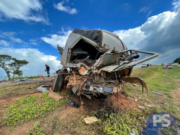 Colisão entre veículos de carga deixa morto e feridos em Sorriso