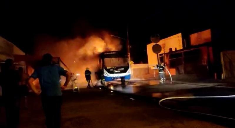 Ônibus fica em chamas após ser atingido por carro em MT