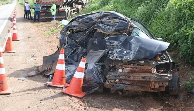 Acidente gravíssimo entre carro e carreta deixa vítima fatal na BR-163 7