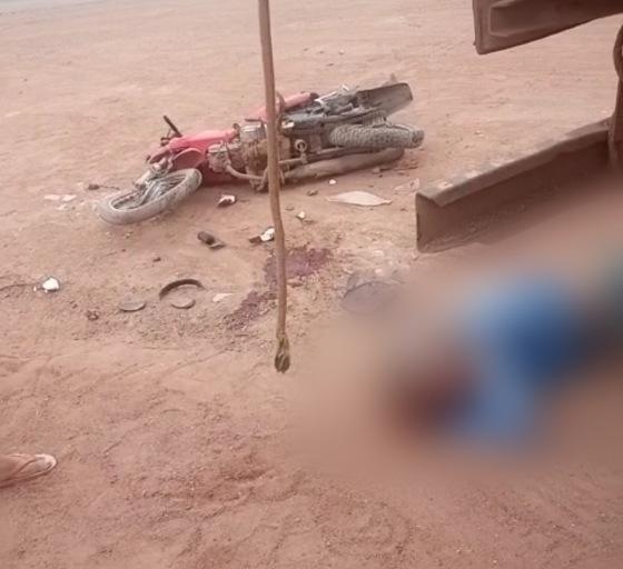 Homem morre após colidir motocicleta com traseira de Carreta
