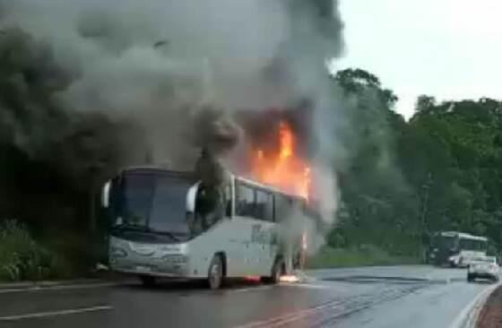 Ônibus pega fogo com dezenas de trabalhadores em MT