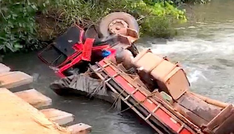 Motorista morre após caminhão cair em ponte no Nortão