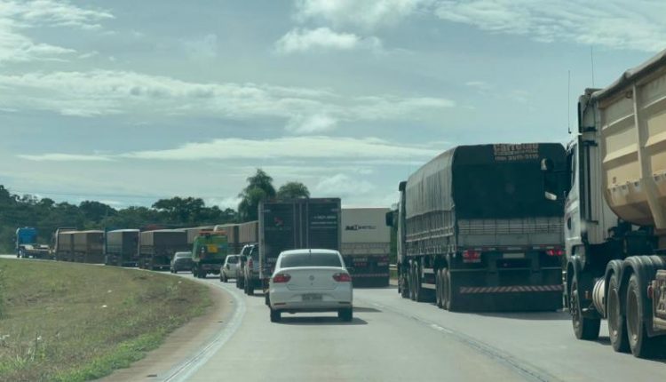 VÍDEO: Caminhoneiros param BR-163 para realizar protestos por melhorias na rodovia 8