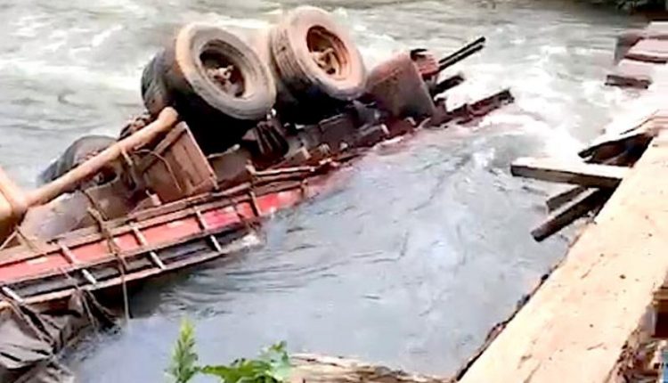 Motorista morre após caminhão cair em ponte no Nortão 2