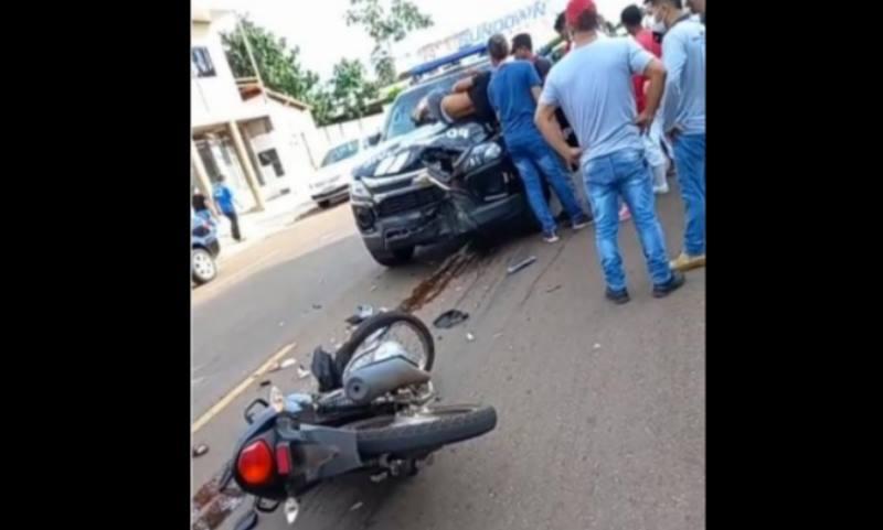 Jovem colide com viatura da Polícia Civil após empinar moto 2