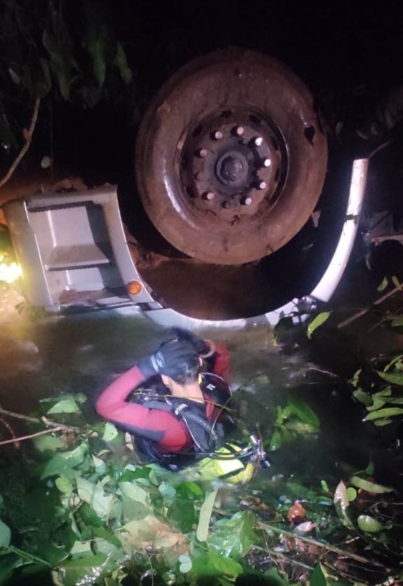 Motorista morre após caminhão cair em córrego entre Sinop e Cláudia 4
