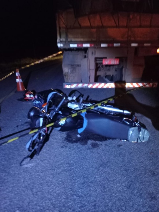 Motociclista morre após grave colisão com caminhão em rodovia de MT