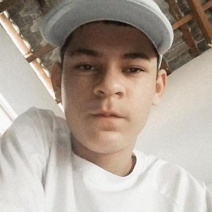 Adolescente de 17 anos é executado a tiros na porta de casa