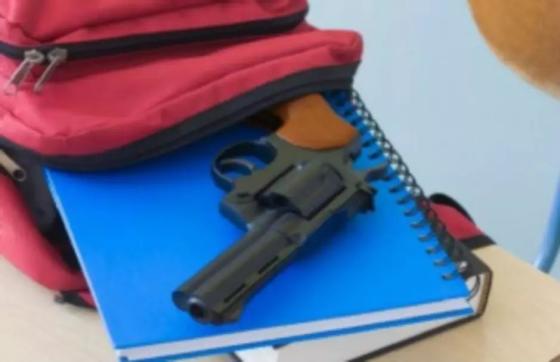 Criança de 6 anos exibe revólver que estava em mochila para colegas de sala