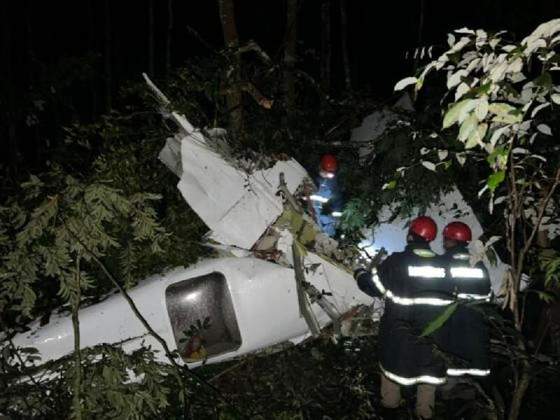 TRAGÉDIA: Avião de pequeno porte cai em chácara e deixa mortos em MT