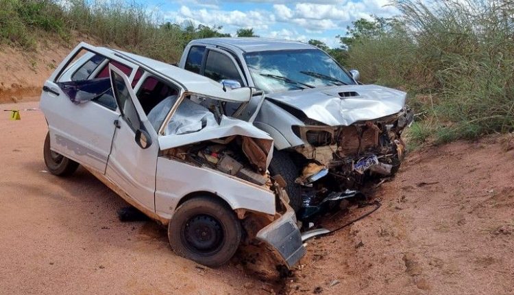 Gravíssima colisão entre carro e camionete deixa pais e filho mortos em MT 2