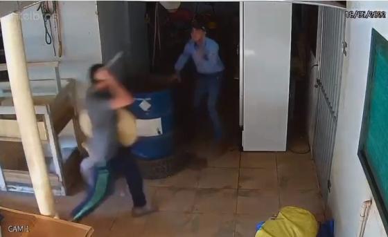 PÂNICO: Cliente persegue funcionários com faca em loja no Nortão
