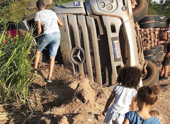 Motorista de Sinop morre ao tombar carreta que estava com os filhos 6