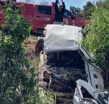 Acidente deixa casal morto e camionete totalmente destruída em MT 5