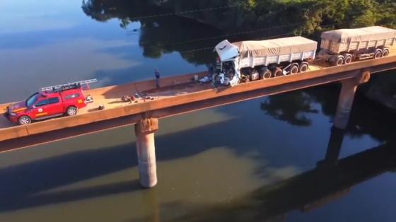 VÍDEO: Casal morre em colisão violenta ao tentar atravessar carretas em ponte 1