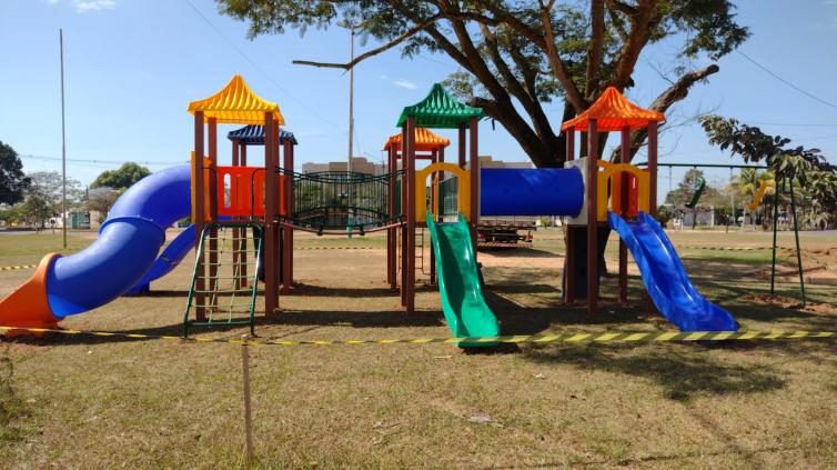Prefeitura conclui instalação de novos parques infantis em praças de Sinop