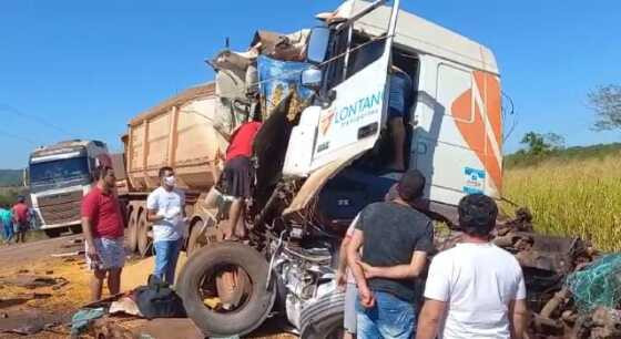 Colisão entre carretas mata jovem na BR-163 no Nortão