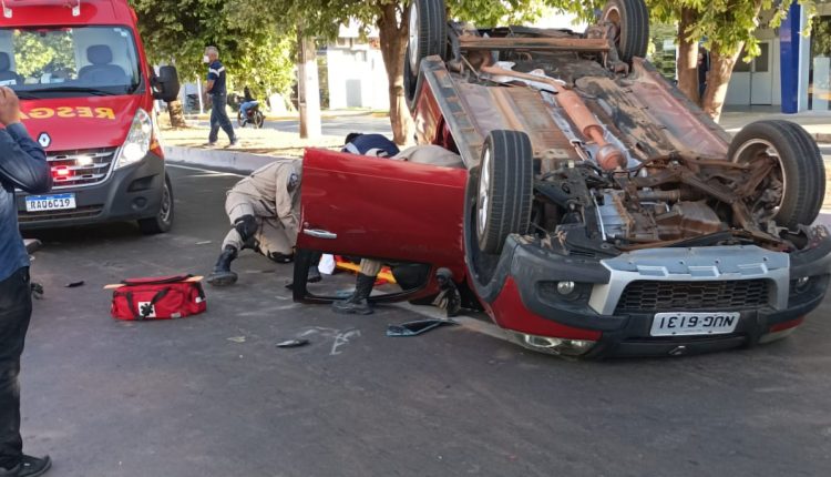 Motorista capota após colidir com carro estacionado no Centro de Sinop 13