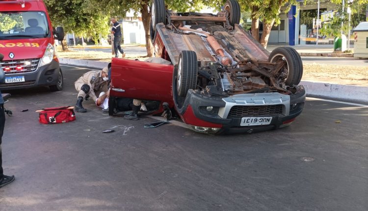 Motorista capota após colidir com carro estacionado no Centro de Sinop 12