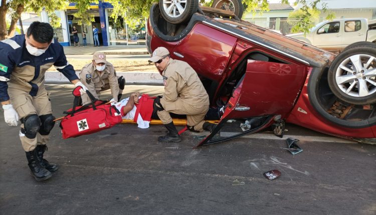 Motorista capota após colidir com carro estacionado no Centro de Sinop 16