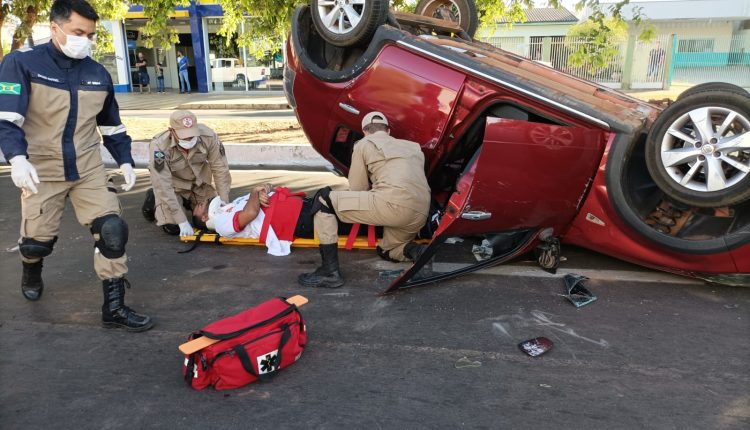 Motorista capota após colidir com carro estacionado no Centro de Sinop 17