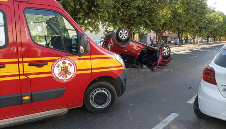 Motorista capota após colidir com carro estacionado no Centro de Sinop 22