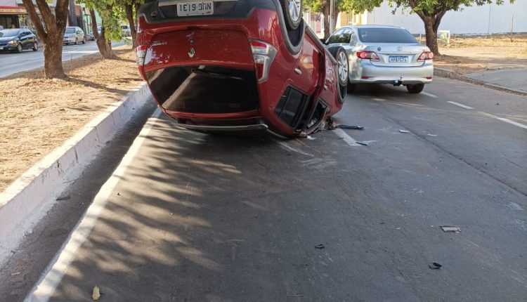 Motorista capota após colidir com carro estacionado no Centro de Sinop 21