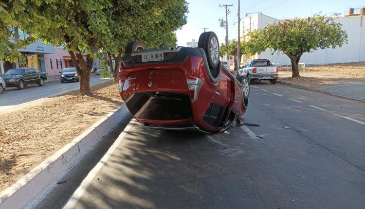 Motorista capota após colidir com carro estacionado no Centro de Sinop 20