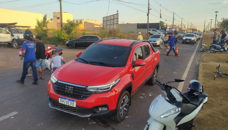 Caminhão derruba poste e motociclistas ficam feridos em Sinop 10