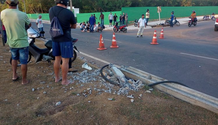 Caminhão derruba poste e motociclistas ficam feridos em Sinop