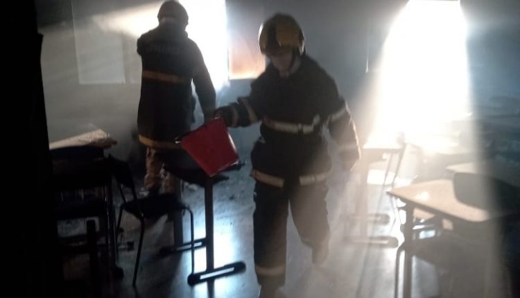Sala de escola estadual pega fogo, após curto circuito em equipamento 8