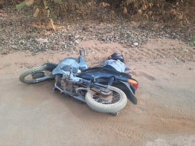 Homem é encontrado morto ao lado de motocicleta em estrada rural