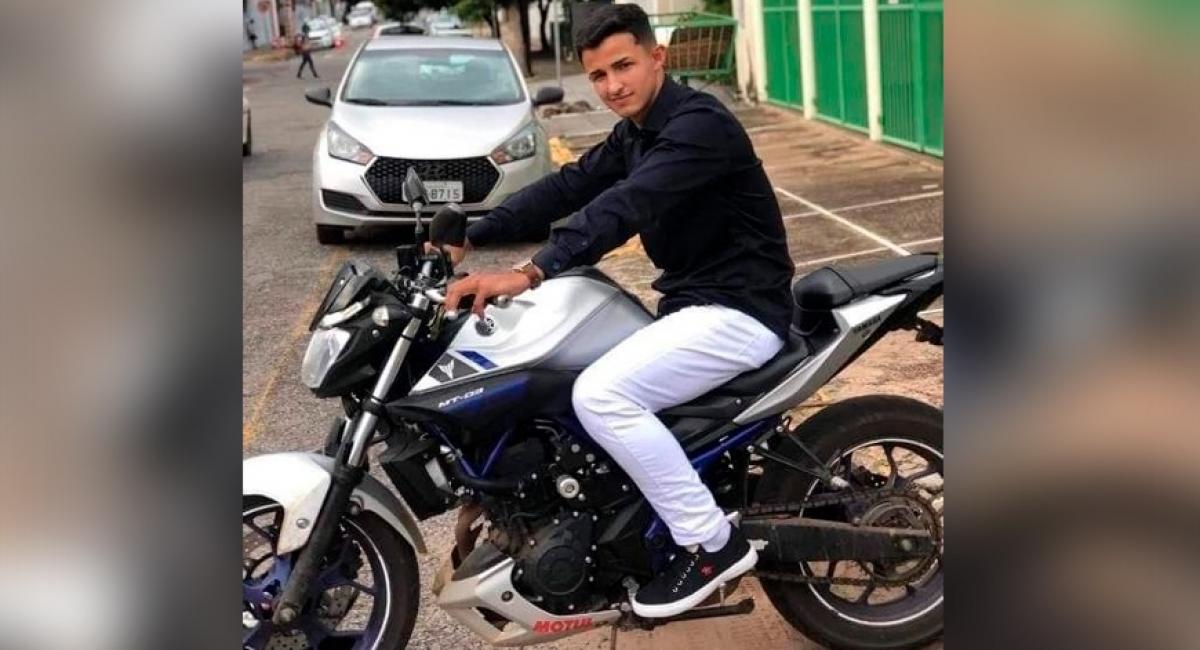 Jovem de 21 anos colide moto contra poste, não resiste e morre