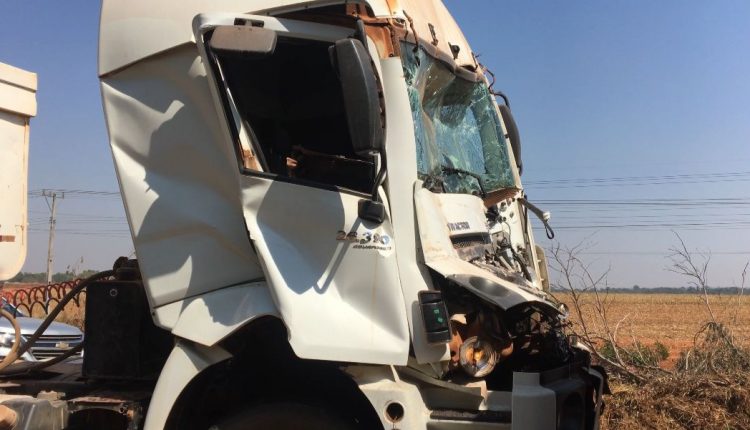 Acidente entre carretas na BR-163 em Sinop deixa motorista ferido 8