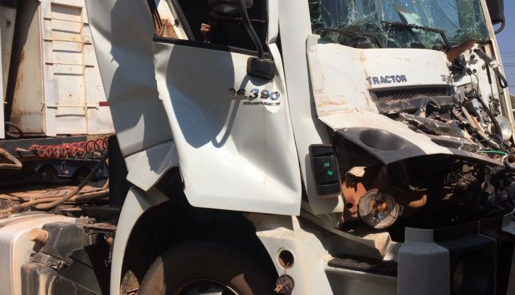 Acidente entre carretas na BR-163 em Sinop deixa motorista ferido 7