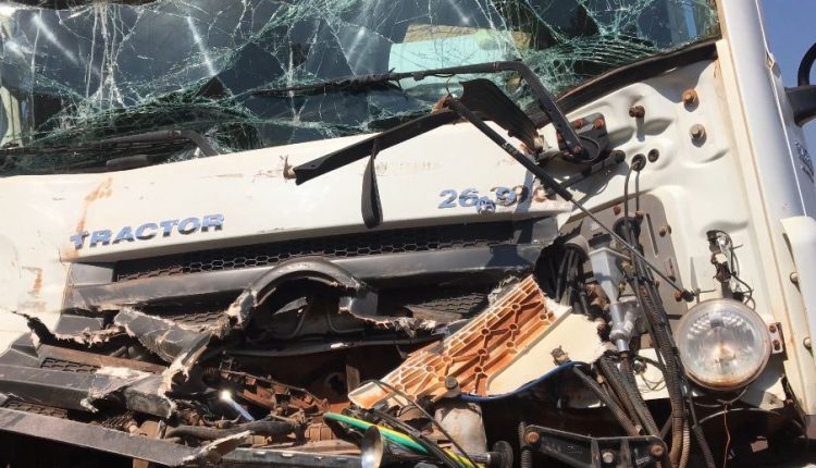 Acidente entre carretas na BR-163 em Sinop deixa motorista ferido 6