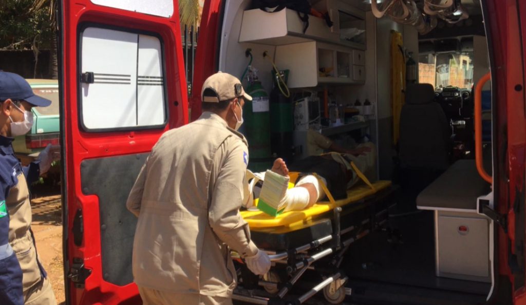 Homem é socorrido com fortes dores após cair de pé de manga em Sinop