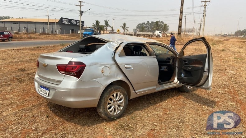 Motorista de aplicativo perde o controle de veículo e capota na BR-163 1