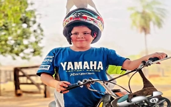 Menino de 10 anos morre após colidir moto com caminhonete 2