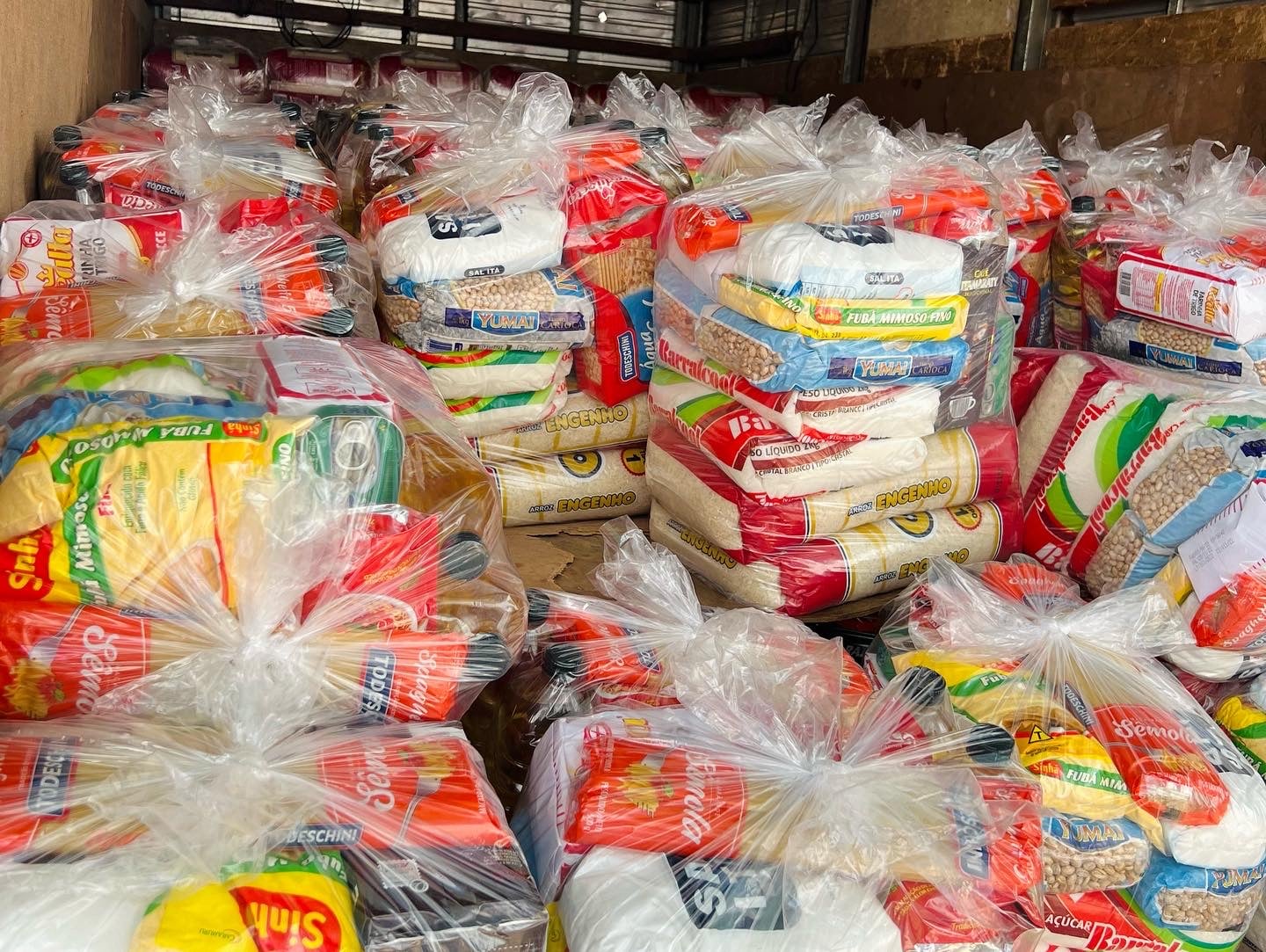 Projeto entrega 2.500 cestas básicas para famílias carentes em Sinop