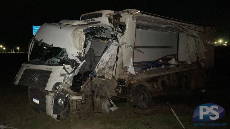 Colisão entre veículos de carga na BR-163 deixa motorista em estado grave 1