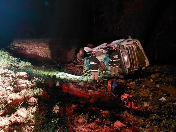 Caminhoneiro morre após tombar veículo na BR-163