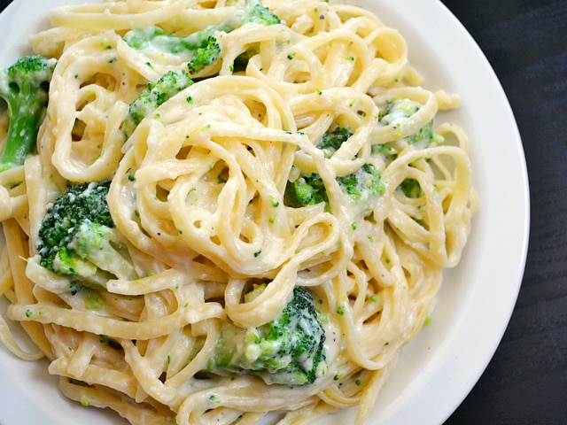 Espaguete ao molho branco com brócolis