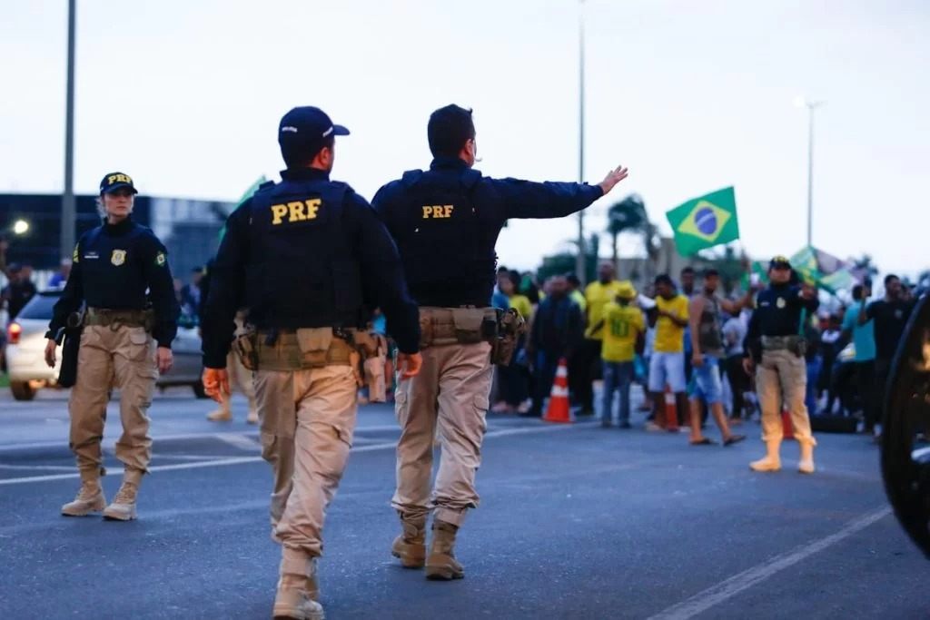 Avião da PRF de Brasília faz levantamento de bloqueios em rodovia para desobstrução